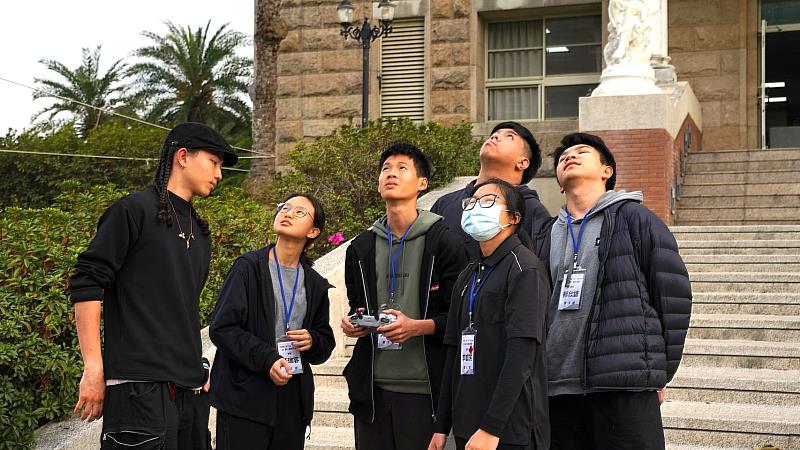 親手讓無人機動起來，現場學員們專注的臉龐上滿是興奮與驚奇（上）。