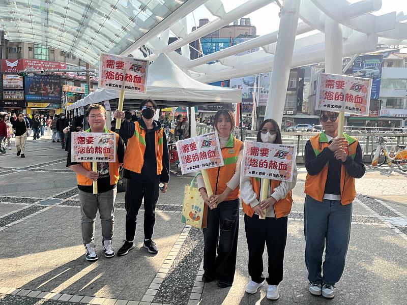 青籌們至巨城附近邀請民眾一起來捐血。