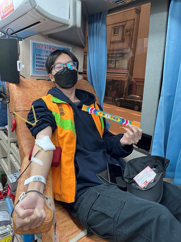 青籌首捐，以自身號召更多青年朋友來捐血。