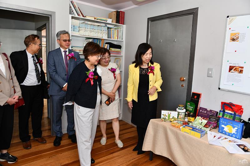 參觀「臺灣風情館」看到展示的各種臺灣零食及美味。