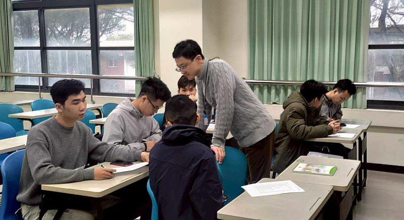 國際專班進行入學身心測驗與自我調適活動，兼任心理師徐維廷在旁關心與指導，同學彼此討論交流，展現良好的學習氛圍與互動精神。