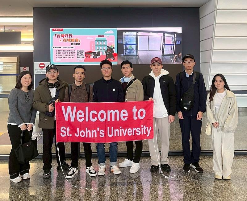 國際專修部伍惠玲（左1）與梁氏媚（右1）前往桃園中正機場迎接國際專班新生，展現對境外學生的重視與溫暖接待。