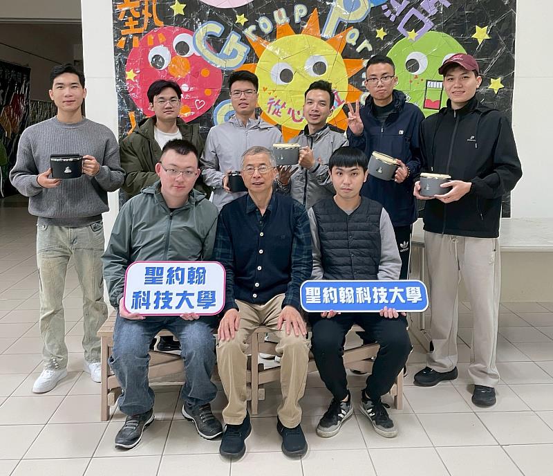 聖約翰科技大學正式啟動「人工智慧營造環安工程國際產業人才專班」，6位來自越南的優秀學生將獲得專班導師李再成（前排中）與郭立洋老師（前排左）的全方位指導。