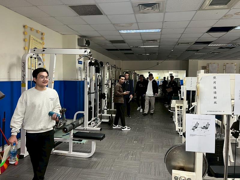國際專班學生參訪校內健身中心，實地瞭解運動器材使用方式，體驗校園完善的體育設施，展現重視健康與活力的學習生活。