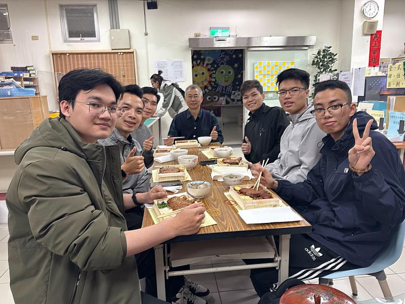 師生共進午餐交流互動，氣氛輕鬆融洽，在溫馨的用餐時光中增進彼此情誼，展現校園如家般的關懷文化。
