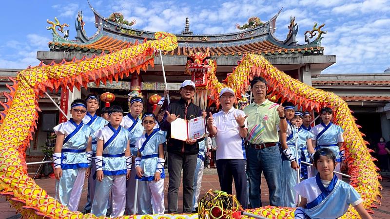 聖火引燃典禮為第61屆六堆運動會揭開序幕，頒發感謝狀給佳冬國小舞獅隊。（左起：陳俊毓校長、謝勝信主任、張鑑堂校長）