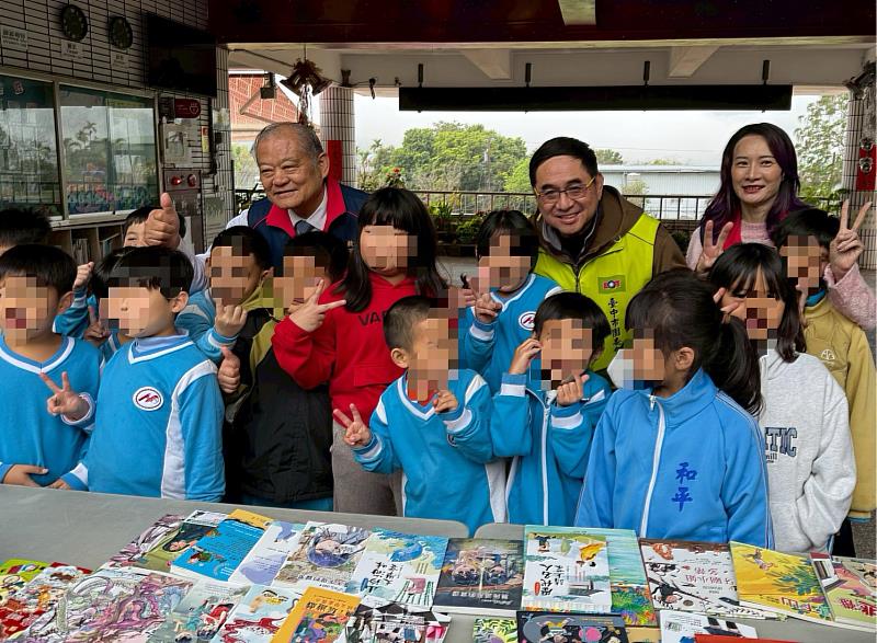 書香與點心送暖偏鄉，救國團的愛心走進和平國小。