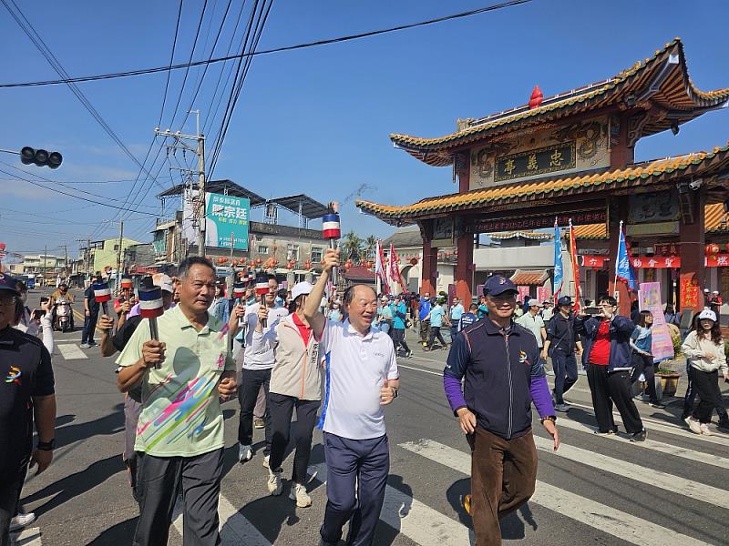 聖火引燃典禮為第61屆六堆運動會揭開序幕，由賴文一鄉長及謝勝信主任帶領六堆各鄉區代表自忠義亭起跑，為期3天的聖火遶境。