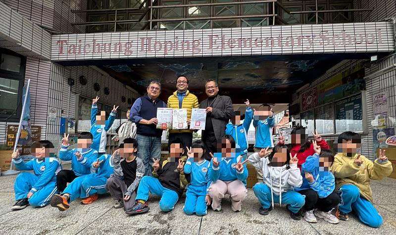 書香與點心送暖偏鄉，救國團的愛心走進和平國小。