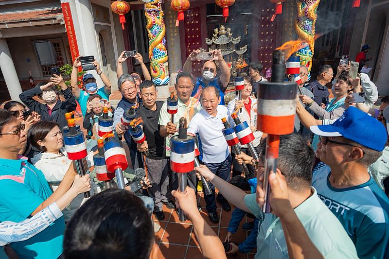 聖火引燃典禮為第61屆六堆運動會揭開序幕，由宋貴龍主秘、謝勝信主任、李昀芳代理處長將母火傳遞給各鄉區代表。