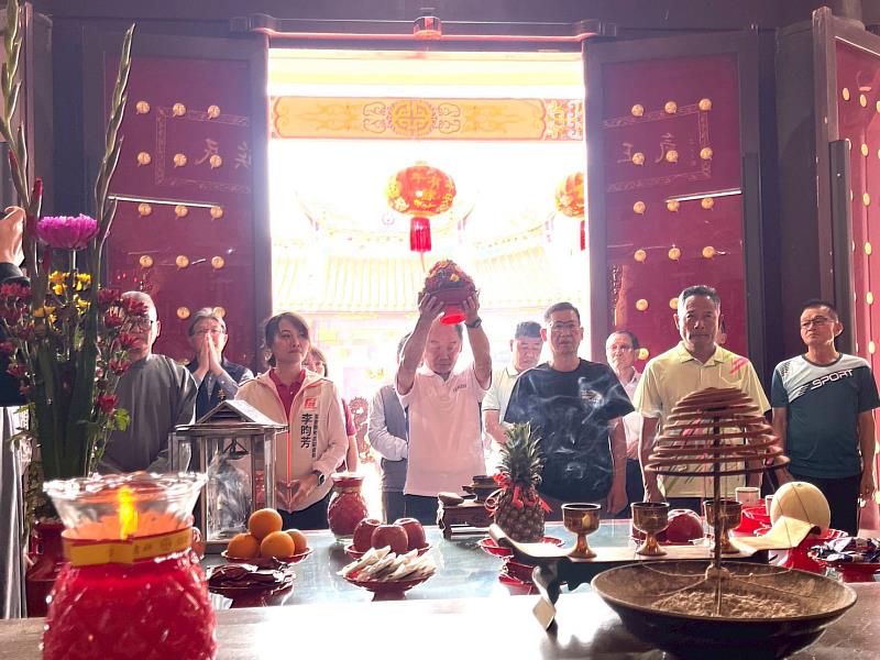 聖火引燃典禮為第61屆六堆運動會揭開序幕，以盤花祭祀忠勇公。