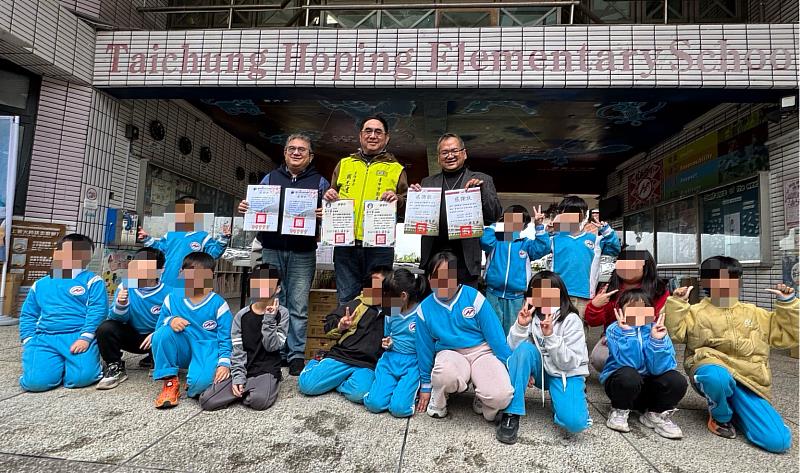 書香與點心送暖偏鄉，救國團的愛心走進和平國小。