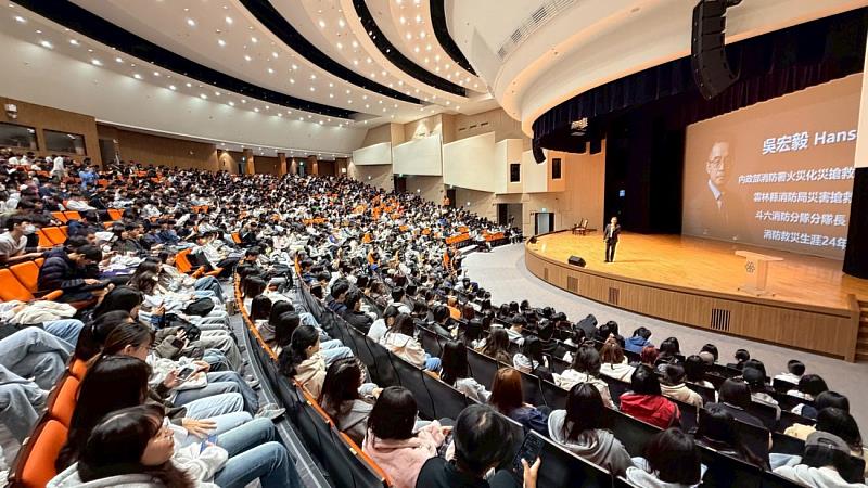 吸引大一同學約1000人到場聆聽。