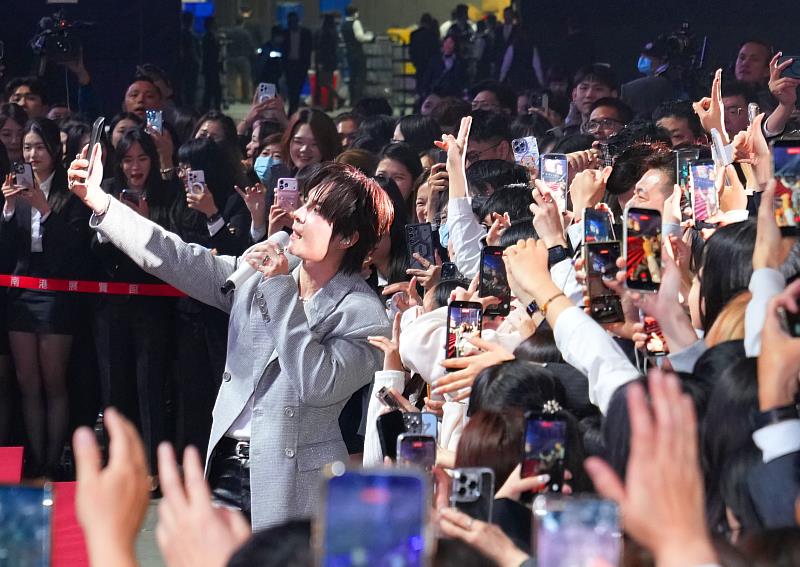 永慶加盟四品牌北區、桃區和竹苗區經管會斥資2700萬元，「北台灣聯歡尾牙」席開920桌，是今年房仲業規模最大的尾牙晚會。（永慶房產集團提供）