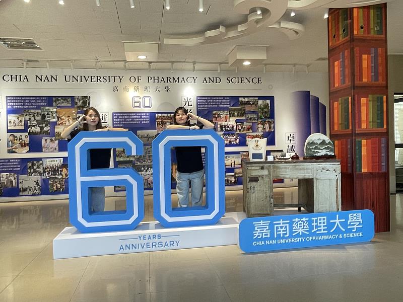 嘉藥六十承光啟新校史展吸引學生拍照留念。