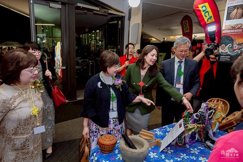 開幕式前與各國會議員及貴賓交流。