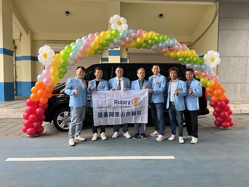 嘉義阿里山扶輪社捐贈三和國小交通車
