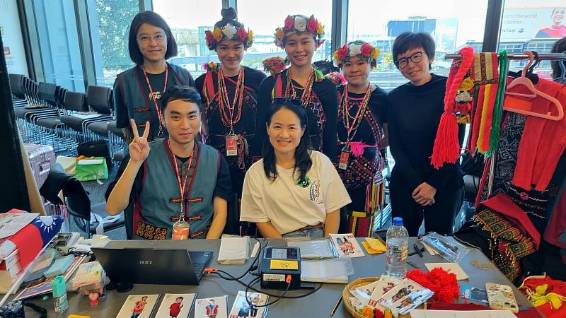台東家商師生8人進駐原住民文化體驗區，教導民眾原民花環手作並協助「原色映像」臺灣原民服飾攝影體驗。
