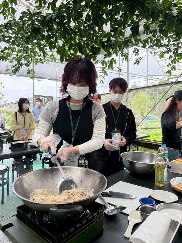 日本同學動手製作菜頭粿。