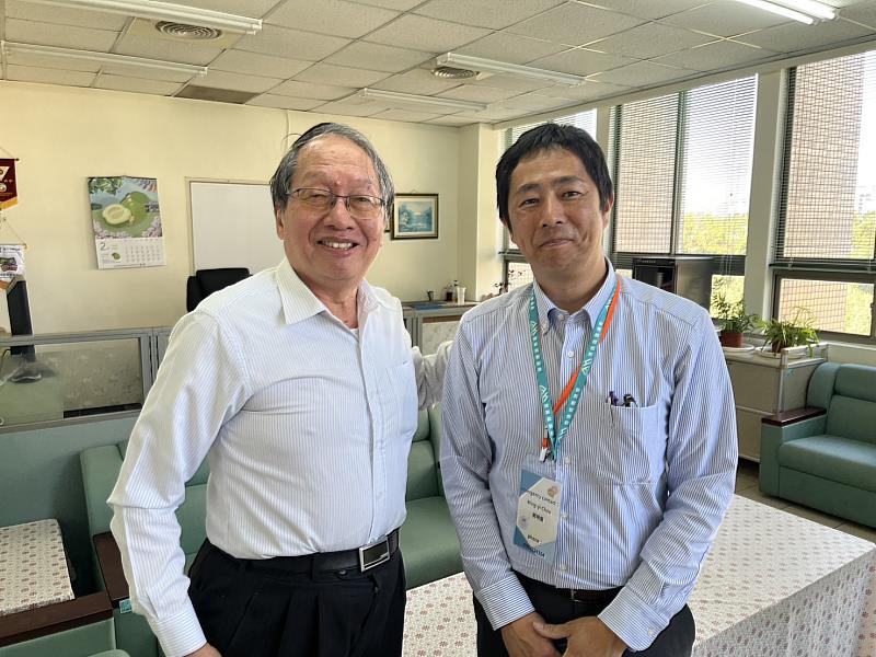 真田教授（右）拜訪葉錫東院士（左）。