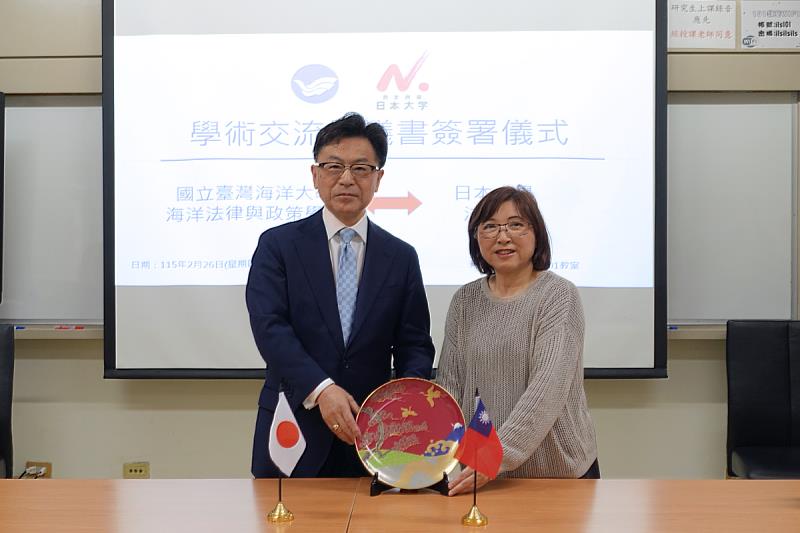 日本大學法學部長小田司教授(左)致贈紀念品,由海法學院院長蘇惠卿教授(右)代表收受。