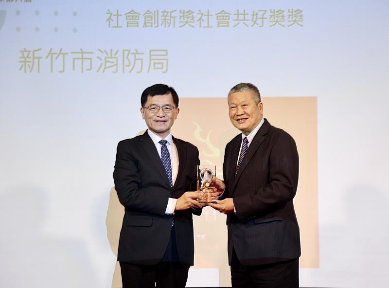 經濟部政務次長何晉滄頒發第8屆ASSET永續典範獎,由消防局秘書彭忠禮代表受獎。