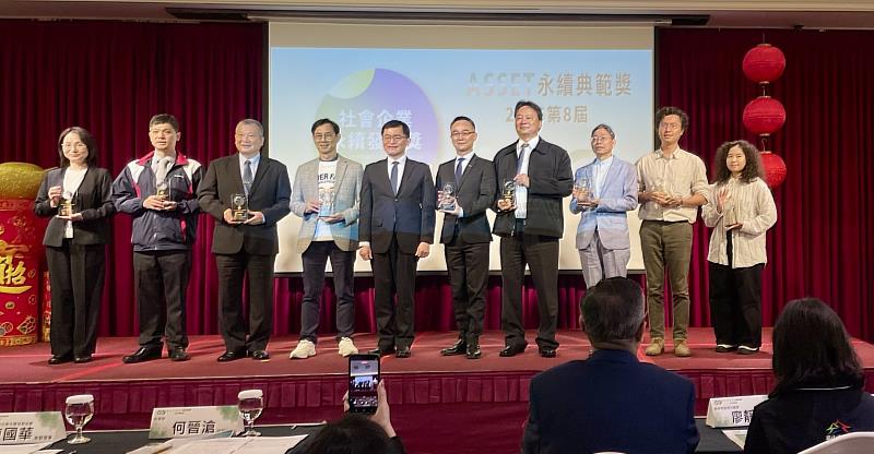 主辦單位與獲獎單位合影。