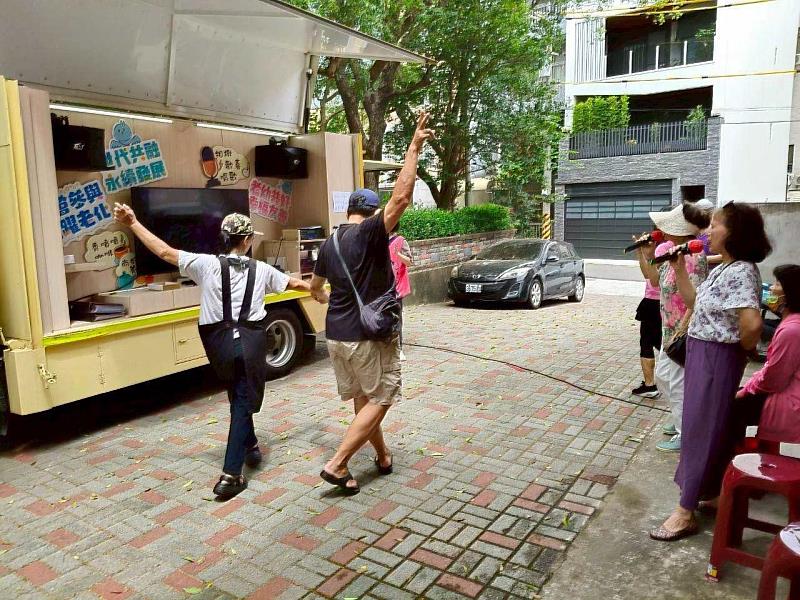 新竹市政府推出的「行動歡唱車」服務自開辦以來，深受社區長輩熱烈歡迎。
