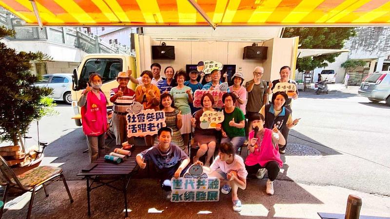 新竹市政府推出的「行動歡唱車」服務自開辦以來，深受社區長輩熱烈歡迎。