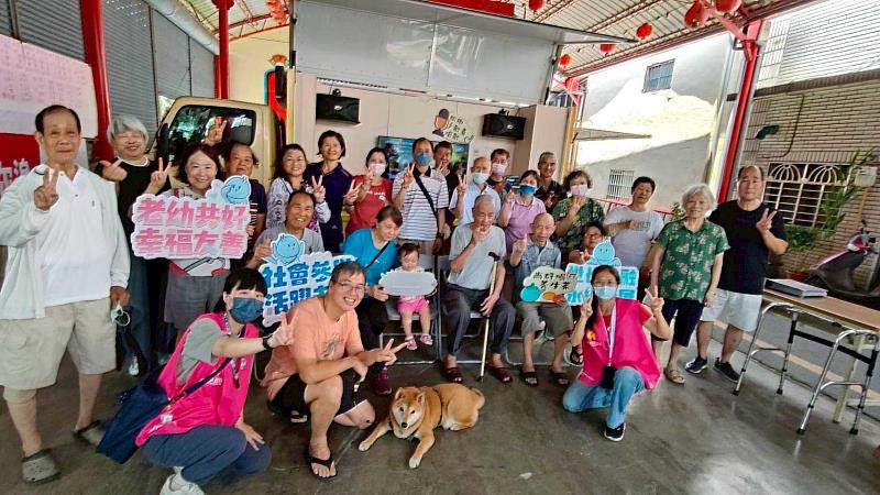 新竹市政府推出的「行動歡唱車」服務自開辦以來，深受社區長輩熱烈歡迎。