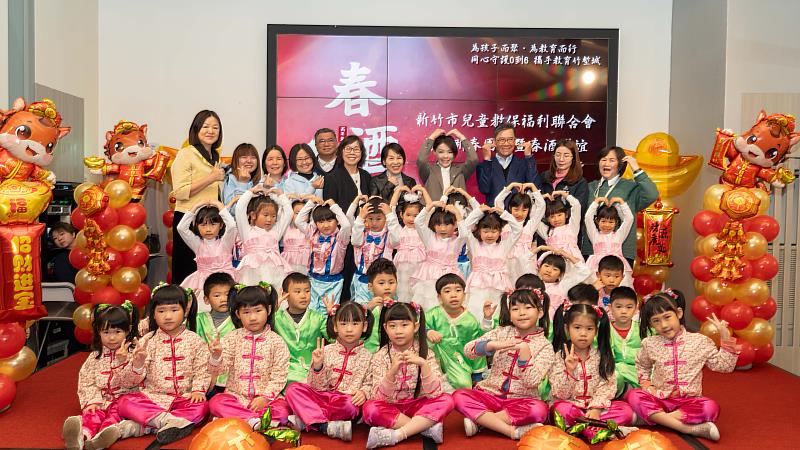 市長高虹安與今日表演孩童合影。