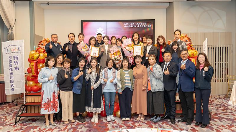 市長高虹安與理事長暨理監事合影。