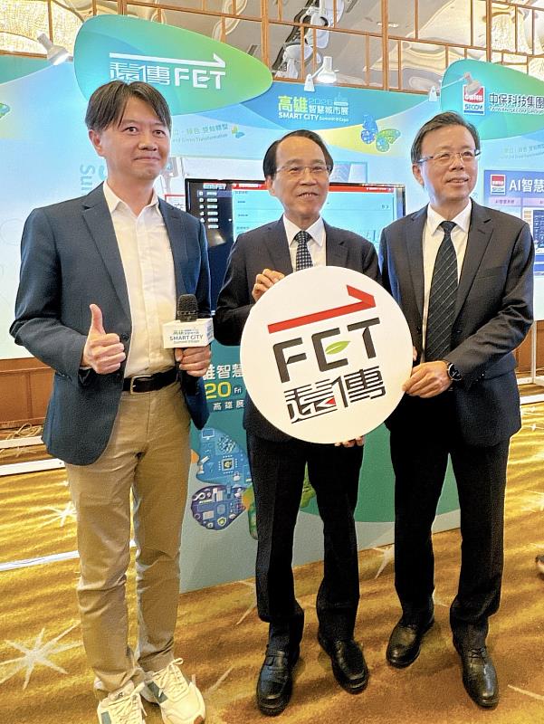 二、高雄市副市長林欽榮（中）、台灣智慧城市產業聯盟會長胡書賓（右）、遠傳資訊暨數位轉型科技群協理張文津（左）於遠傳攤位合影。