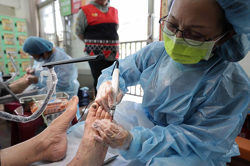 專業足部照護前進阿里山山美部落 守護長者雙腳健康