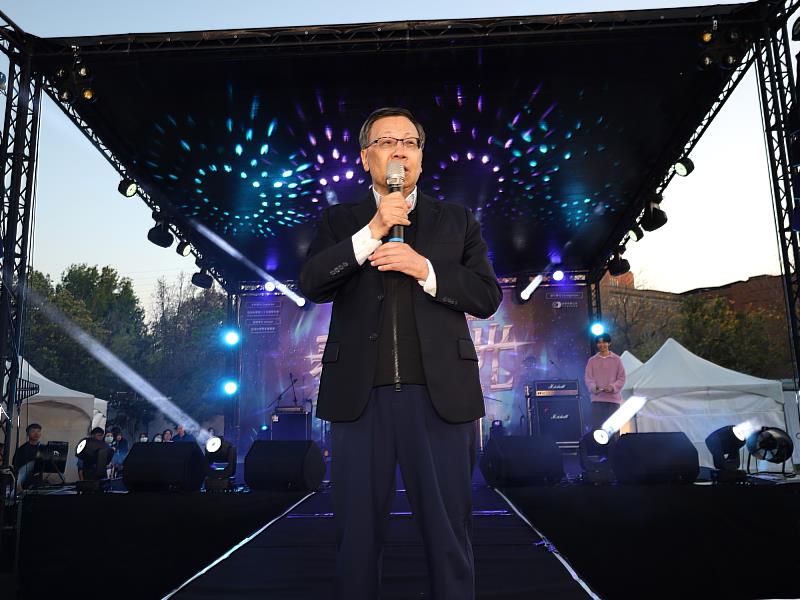 亞洲大學校長蔡進發親自登台帶來熱情洋溢的致詞，期勉亞大青年在課業之餘也要盡情展現青春活力。