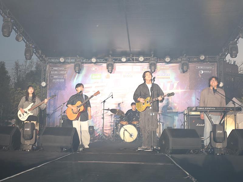 亞洲大學優秀的熱門音樂社登台演唱，充分展現亞大學生多元豐富的才華與專屬的校園DNA。