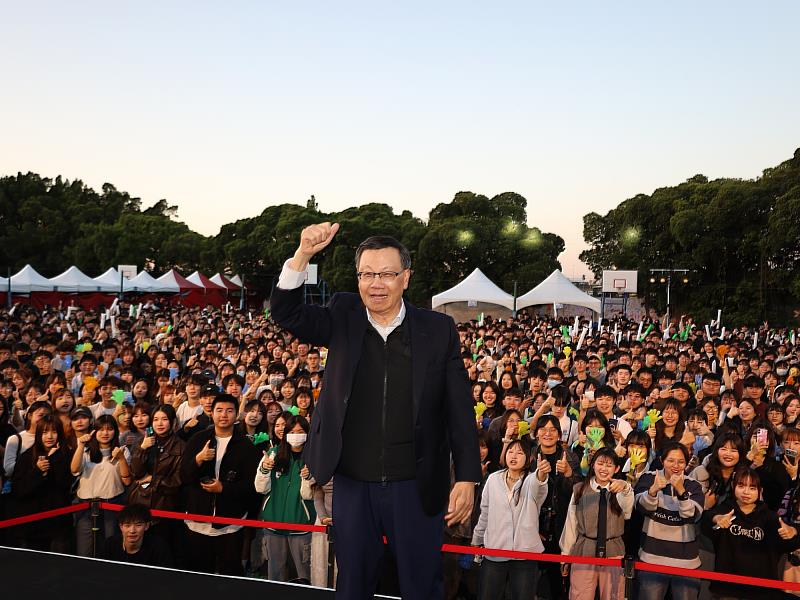 蔡進發校長(中)與台下數千名滿懷熱情的亞大師生開心大合影,展現校園緊密無間的凝聚力。