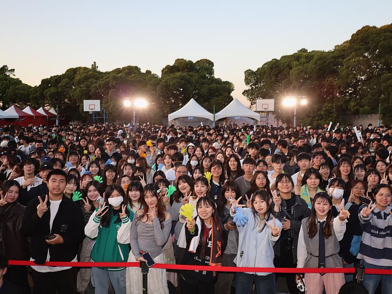 亞大25週年「春宴拾光」演唱會吸引數千名師生熱情參與,學生們對著鏡頭開心比YA,現場氣氛嗨翻天。