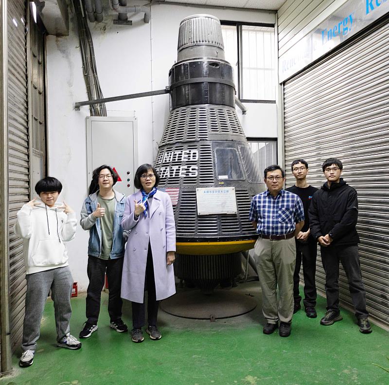 航太系蕭富元教授(右3)、汪愷悌助理教授(左3)和學生與太空船合影。(圖/淡江大學提供)
