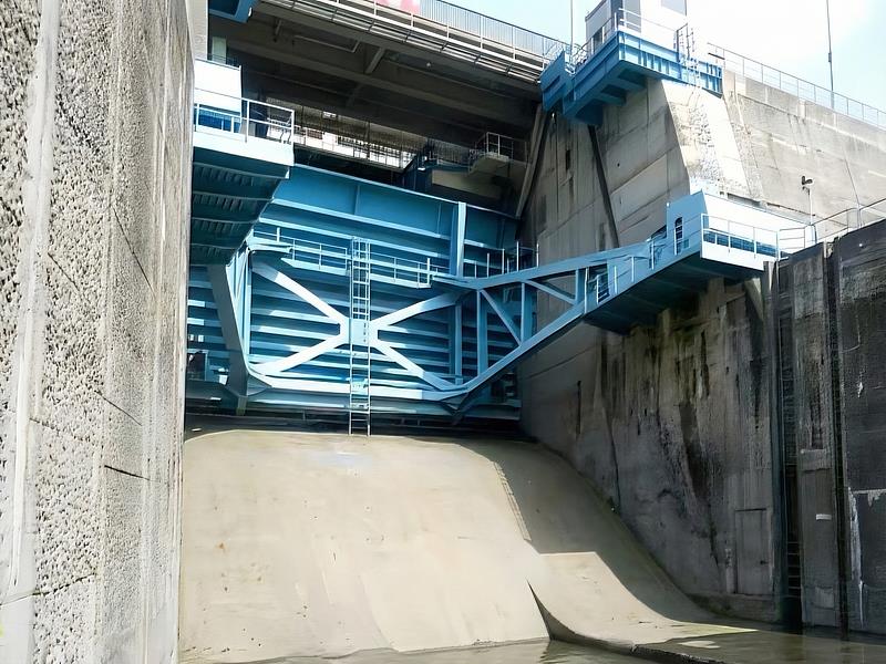 溢洪道：水流長期沖刷，碳纖維能有效提升混凝土耐衝、耐磨性。
