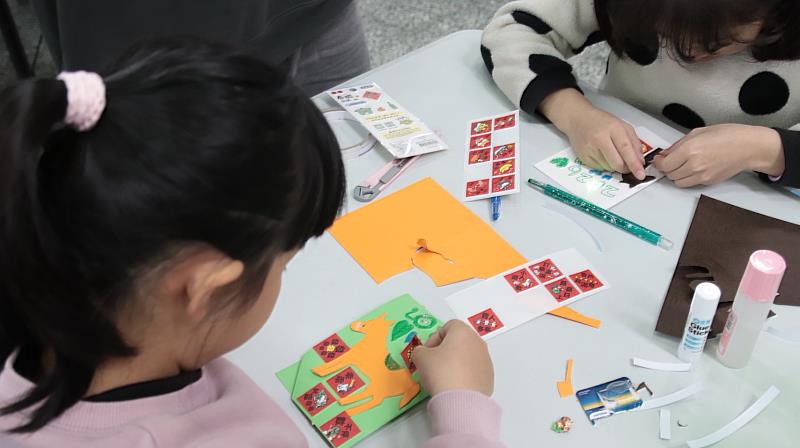 給小朋友的第1堂課程是「會發光的馬年賀卡」。