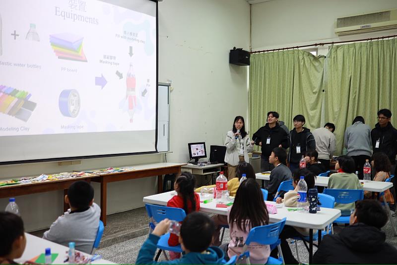 臺科大學生向小朋友們講述水火箭原理與製作流程。