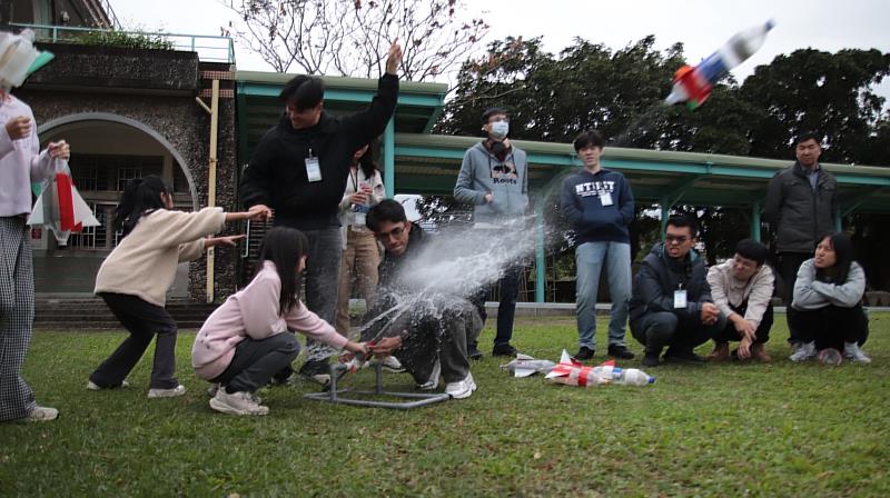 「水火箭」，是小朋友最喜歡的動態實驗。