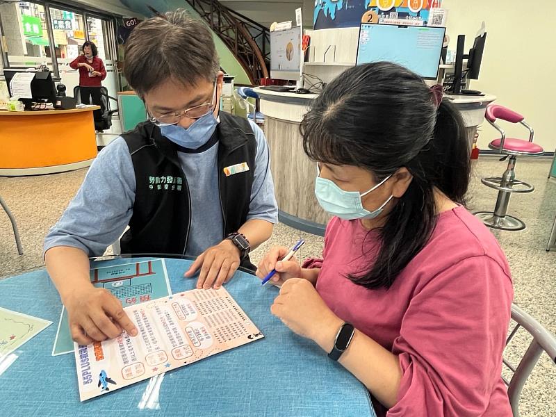 就服員向求職者解說五五就業促進獎勵。