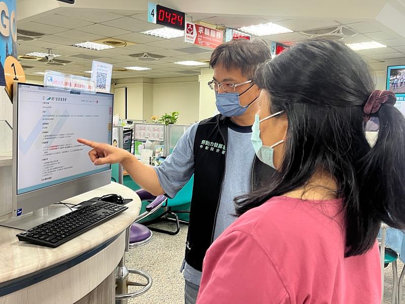 就服員說明如何上45+就業資源網查詢「五五就業促進獎勵」內容。