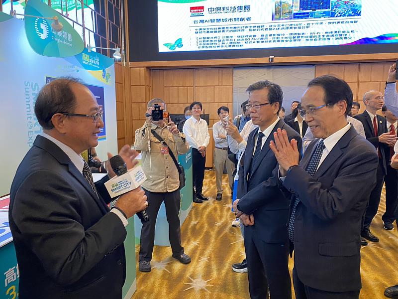 高雄市政府林欽榮副市長（右）及台灣智慧城市產業聯盟胡書賓會長（中）大讚中保科在智慧城市的應用。