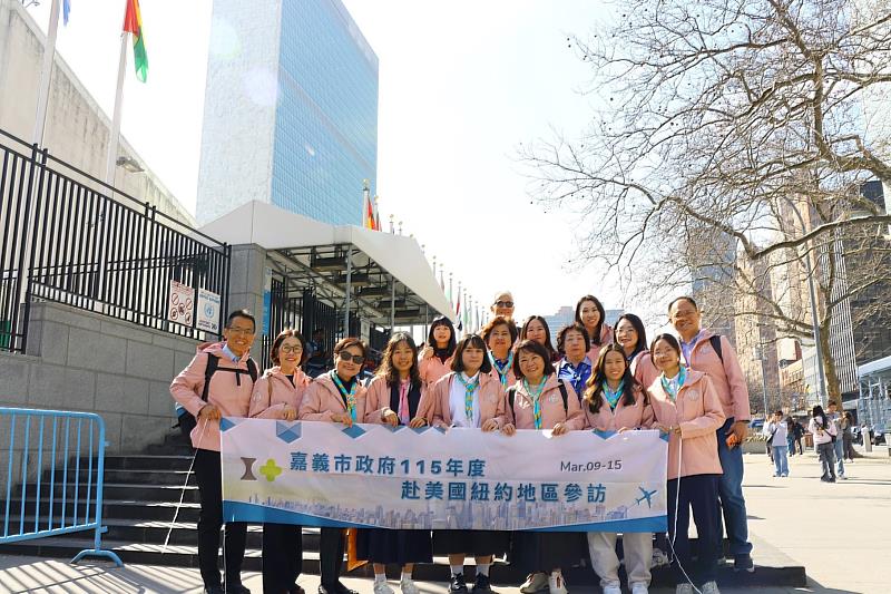 市府團隊與女童軍代表等一行人於聯合國總部大樓前合影。