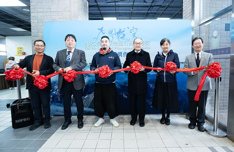 齊柏林「飛閱台灣」攝影展於文化大學展出,出席貴賓共同剪綵。左起:盧文民副校長、王子奇校長、齊廷洹董事、慈濟基金會劉濟雨副執行長、文史處賴睿伶主任及文大葉至誠專門委員。