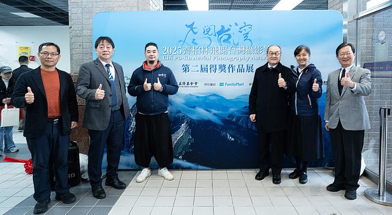 中國文化大學舉辦齊柏林「飛閱台灣」攝影展,展出空拍影像作品,帶領師生從不同視角看見台灣土地之美。