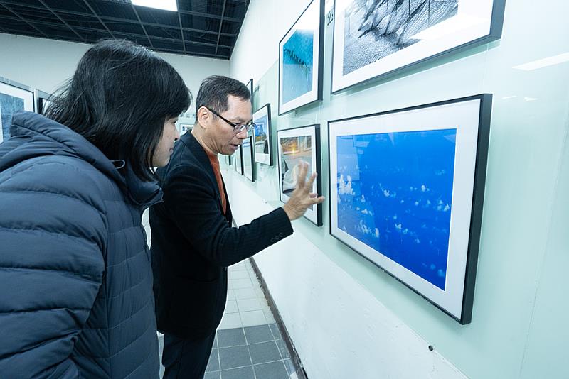 中國文化大學舉辦齊柏林「飛閱台灣」攝影展,展出空拍影像作品,帶領師生從不同視角看見台灣土地之美。